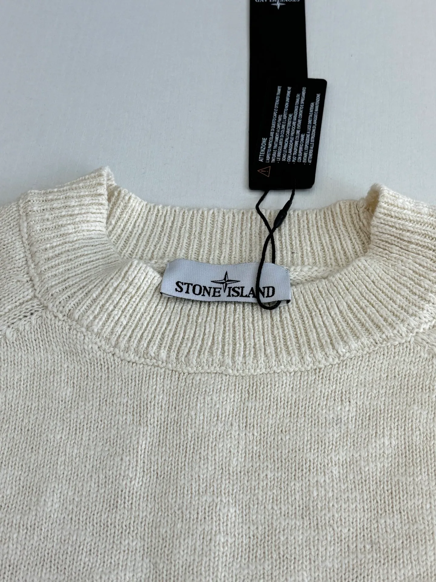 P460 STONE ISLAN*/Stone Island FW25 Holiday Limited Threaded logo embroidered pullover knitted sweater. The fabric is made of imported ultra-fine merino wool yarn, which has been combed to remove impurities and anti-pilling. The plain base is woven with a 14-needle circular machine. The yarn is first dyed and then woven to make the navy blue color rich and not easy to fade. The body is designed with a raglan sleeve structure, the shoulder panels are laser positioned and cut, and the splicing joints are seamlessly connected using embedded clip technology, giving you a non-restrained feeling when worn. The brand logo and star pattern on the chest adopt a combination of hand-applied embroidery + flat embroidery, using high-elastic polyester-cotton thread. The stitch density is controlled at 8 stitches per centimeter. The outline of the pattern is clear and three-dimensional, and it is wear-resistant and does not fall off. The neckline is designed with a ribbed round neck. The rib tissue is pre-shrunk and shaped by high temperature. It has excellent resilience and is not easy to loosen. The cuffs and hem are also ribbed with the same material, and are reinforced with the body through overlock sewing technology. The overall tailoring follows ergonomics, and each process undergoes quality control testing. From yarn weaving to finished product sewing, the precision of details is controlled throughout the process to create knitted items with both functionality and design. The overall wiring is straight and delicate, the fabric is comfortable and soft, and the color is consistent without color difference. Size: S/M/L/XL